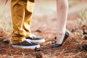 周りが結婚して孤独を感じるあなたへ、どう対処すればいい？
